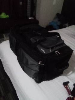 On Wheels Extra Large Storaged Suitcase Duffle Bag Thumbnail