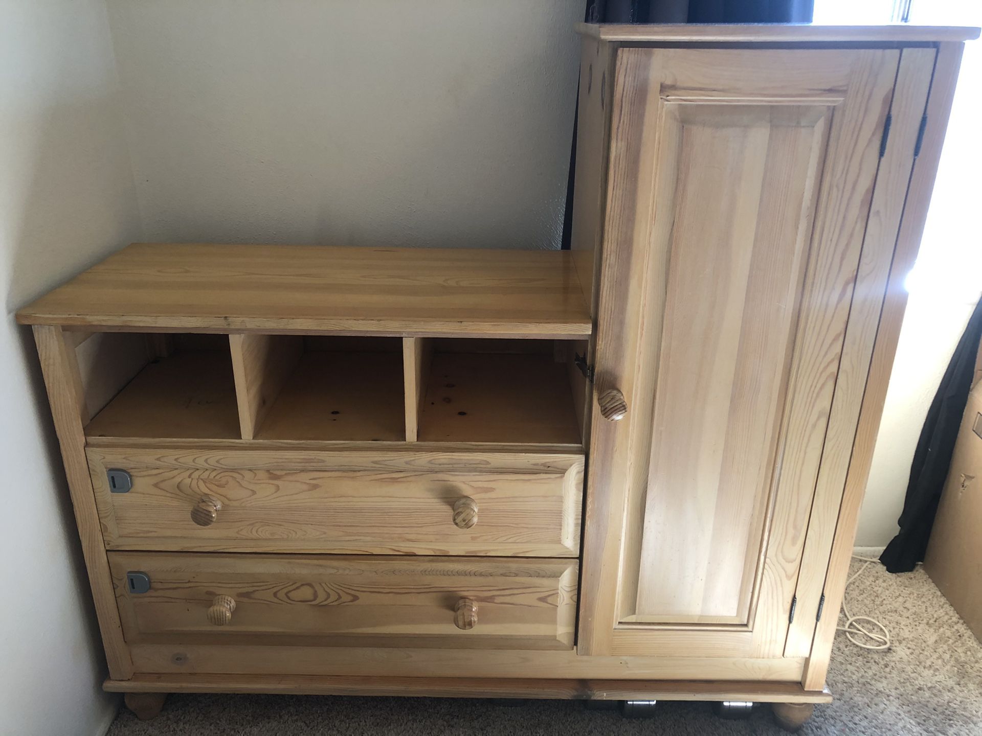 Free dresser(solid wood!!)