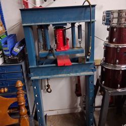 20 Ton Hydraulic Press.  Air Over