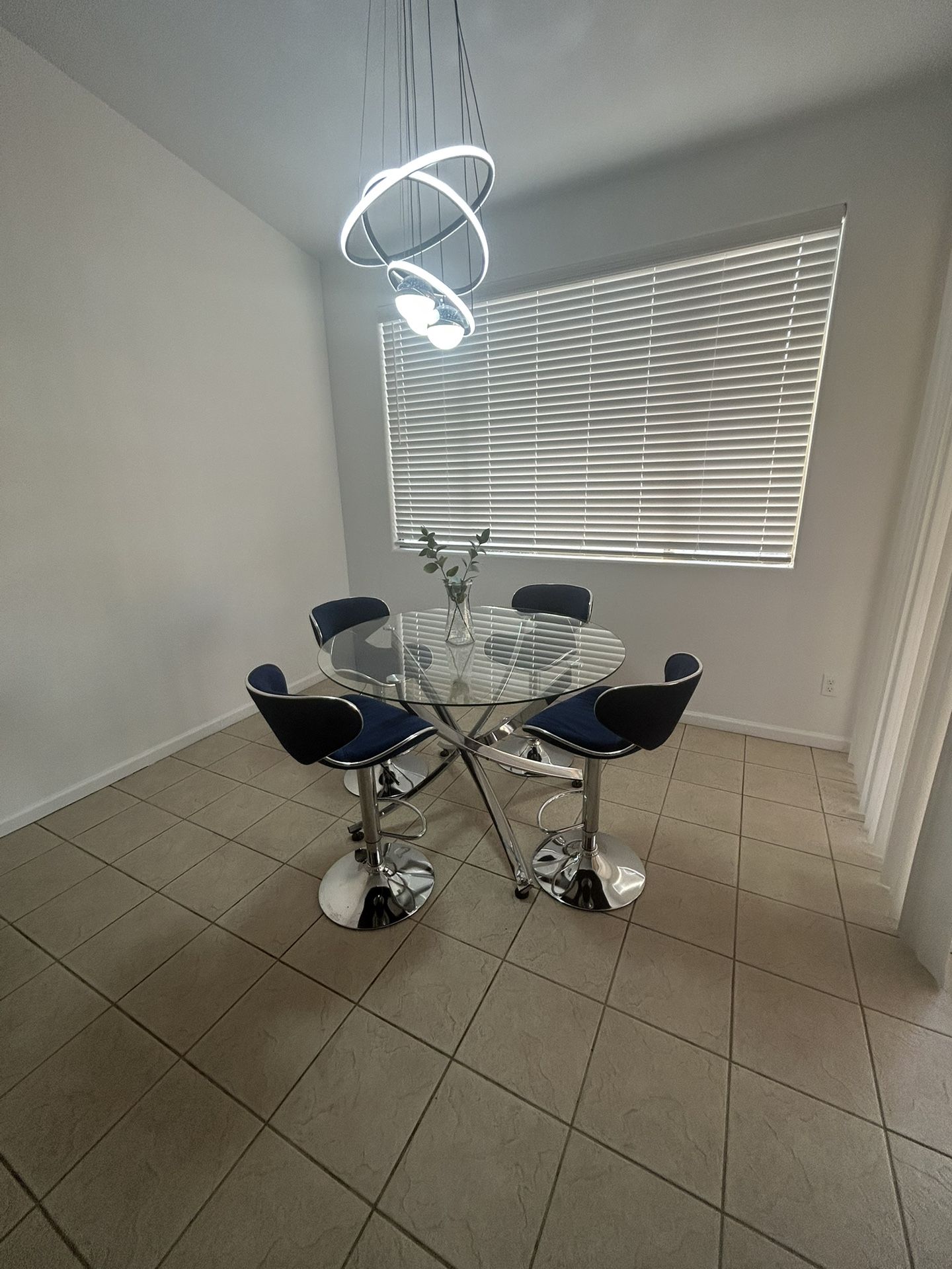 Dining Table With 4 Bar Stools 
