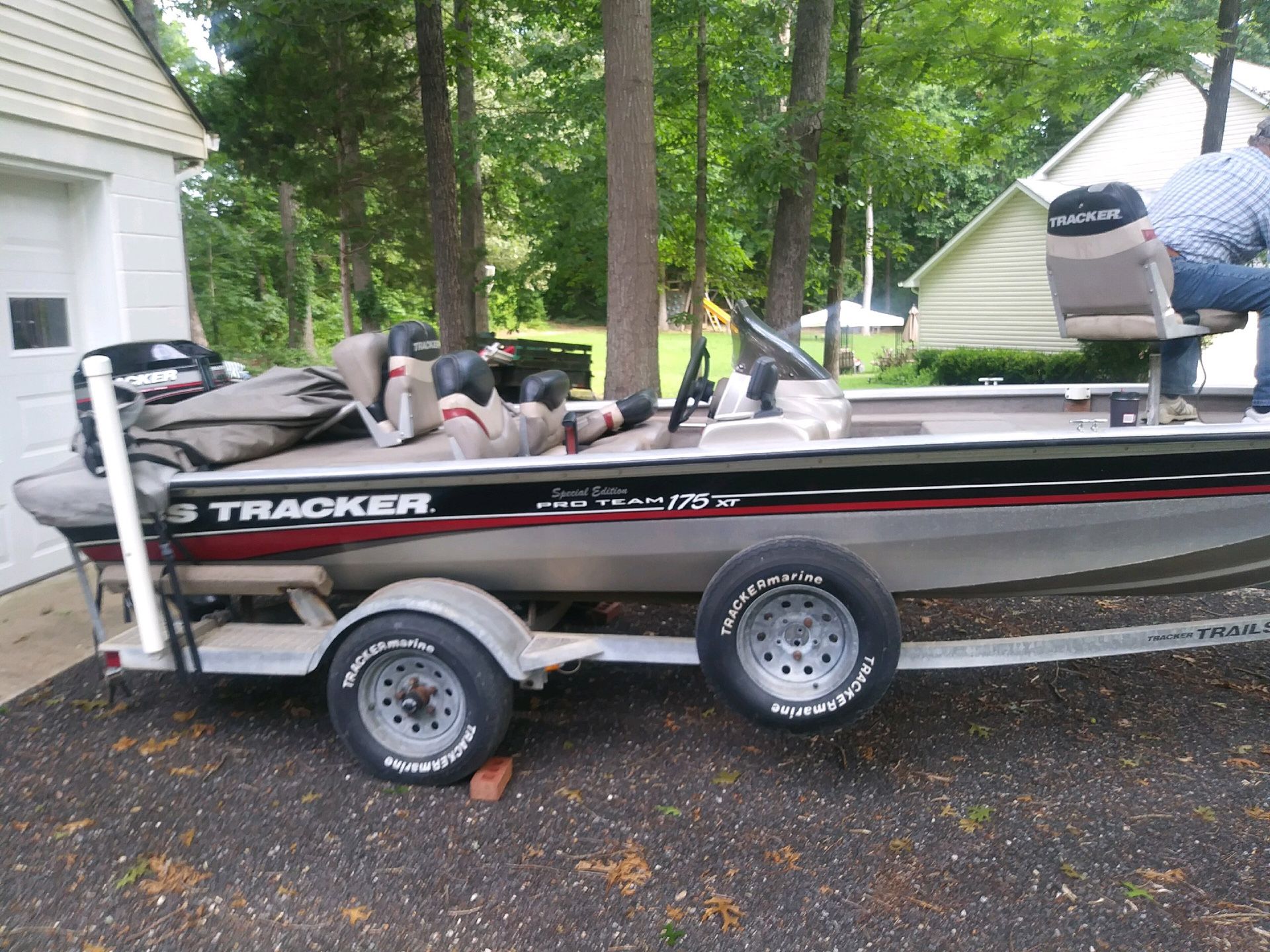 BASS TRACKER MJ