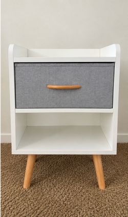 White side table. Mesa de noche blanca