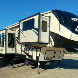 2016 Sierra 5th Wheel. (Priced to sell)*Lake Lot Special* 