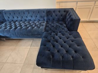 Sofá seccional velvet azul $650