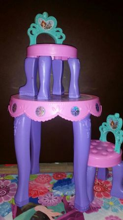 Sofia Table and two chairs