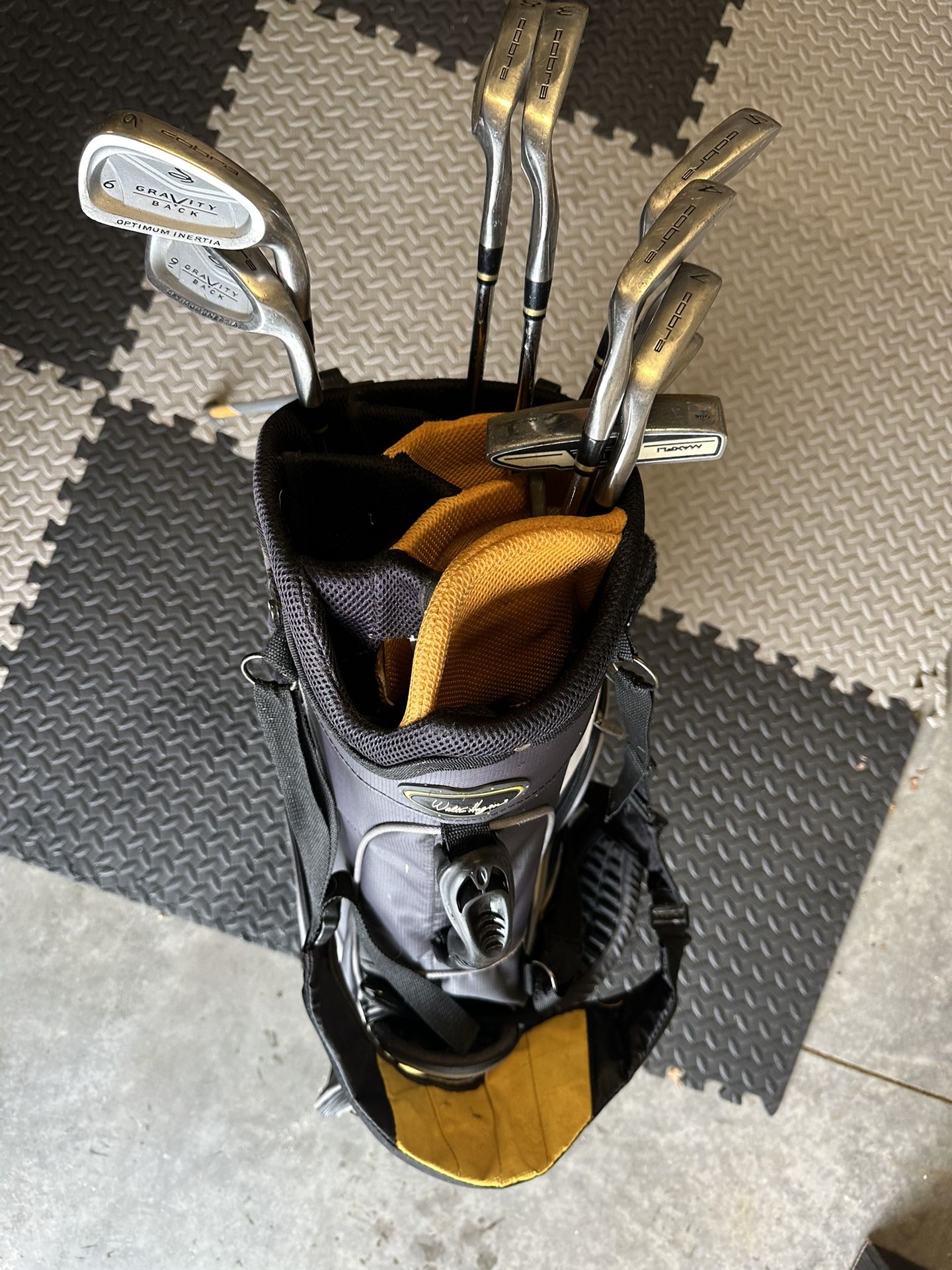 Cobra Gravity Back Right Hand Iron Golf Club Set & Walter Hagan Bag