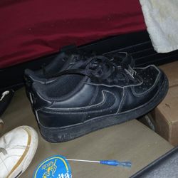 Blk Nike Air Force 1 Size 8" $10
