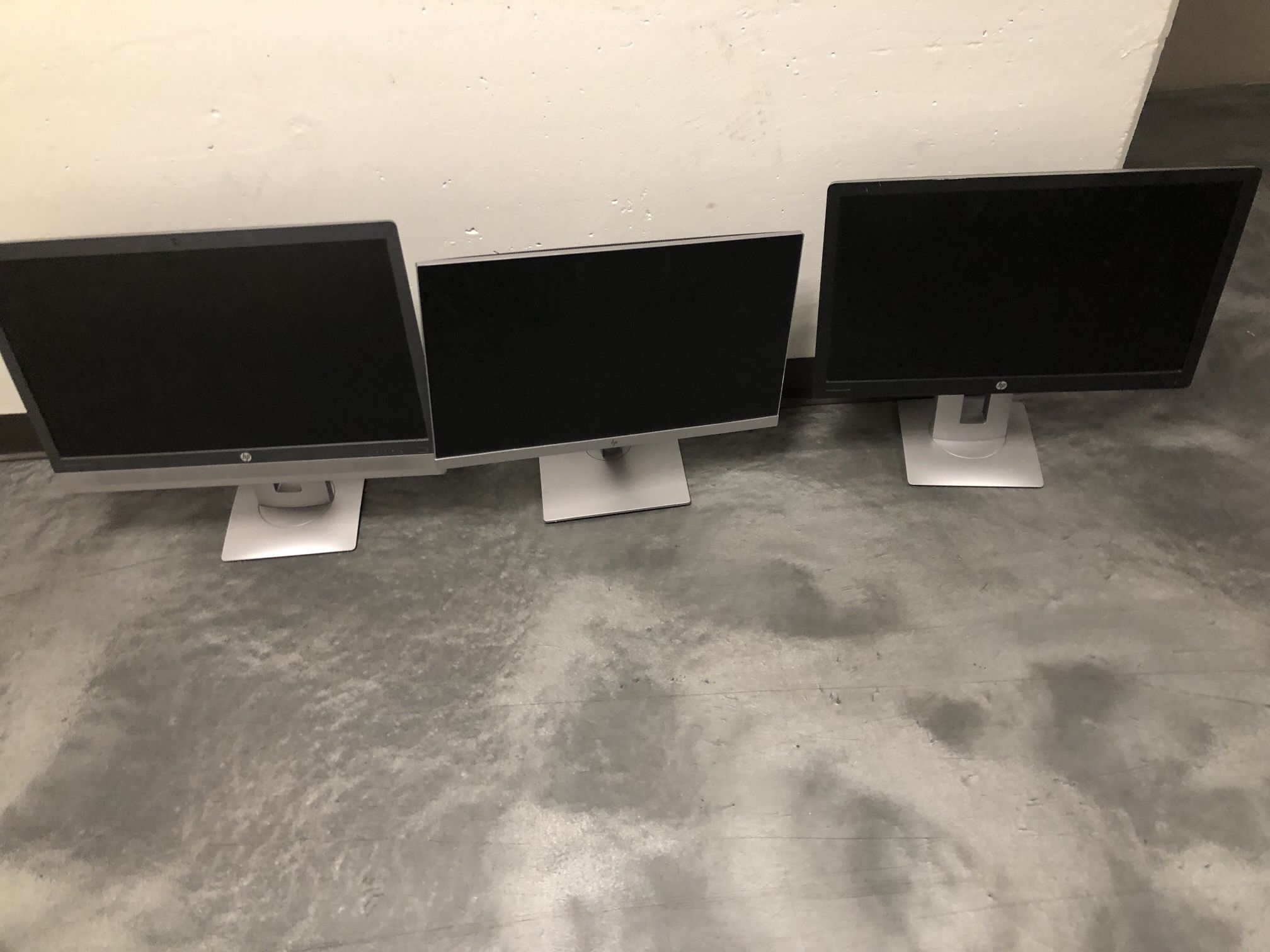 HP EliteDisplay Monitors x3