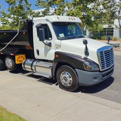 2019 Freightliner Cascadia with 18 Ft. Hardbox *Runs Strong/Clean Title*