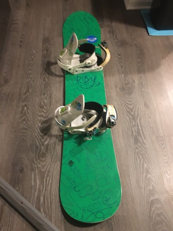 Roxy snowboard 139cm no rough edges, very clean hardly used. No stickers no scratches. Bindings included