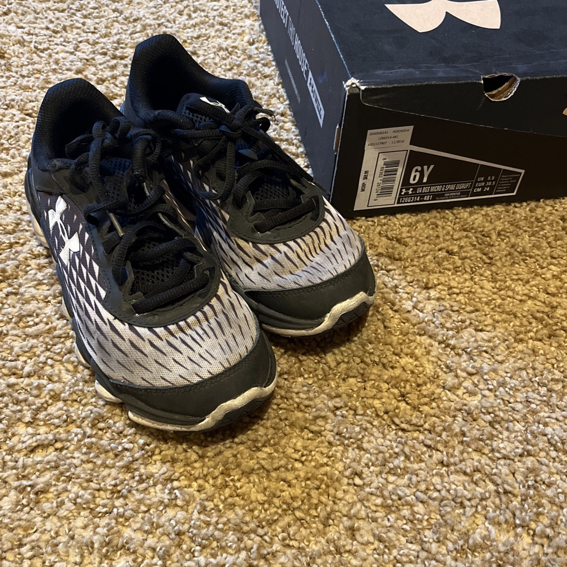 Under Armour Boys Tennis Shoes 6Y