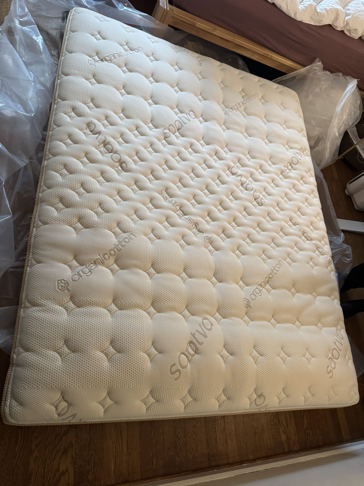 Like New Saatva Memory Foam Hybrid Queen Mattress