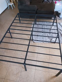 Metal bed frame (king size)