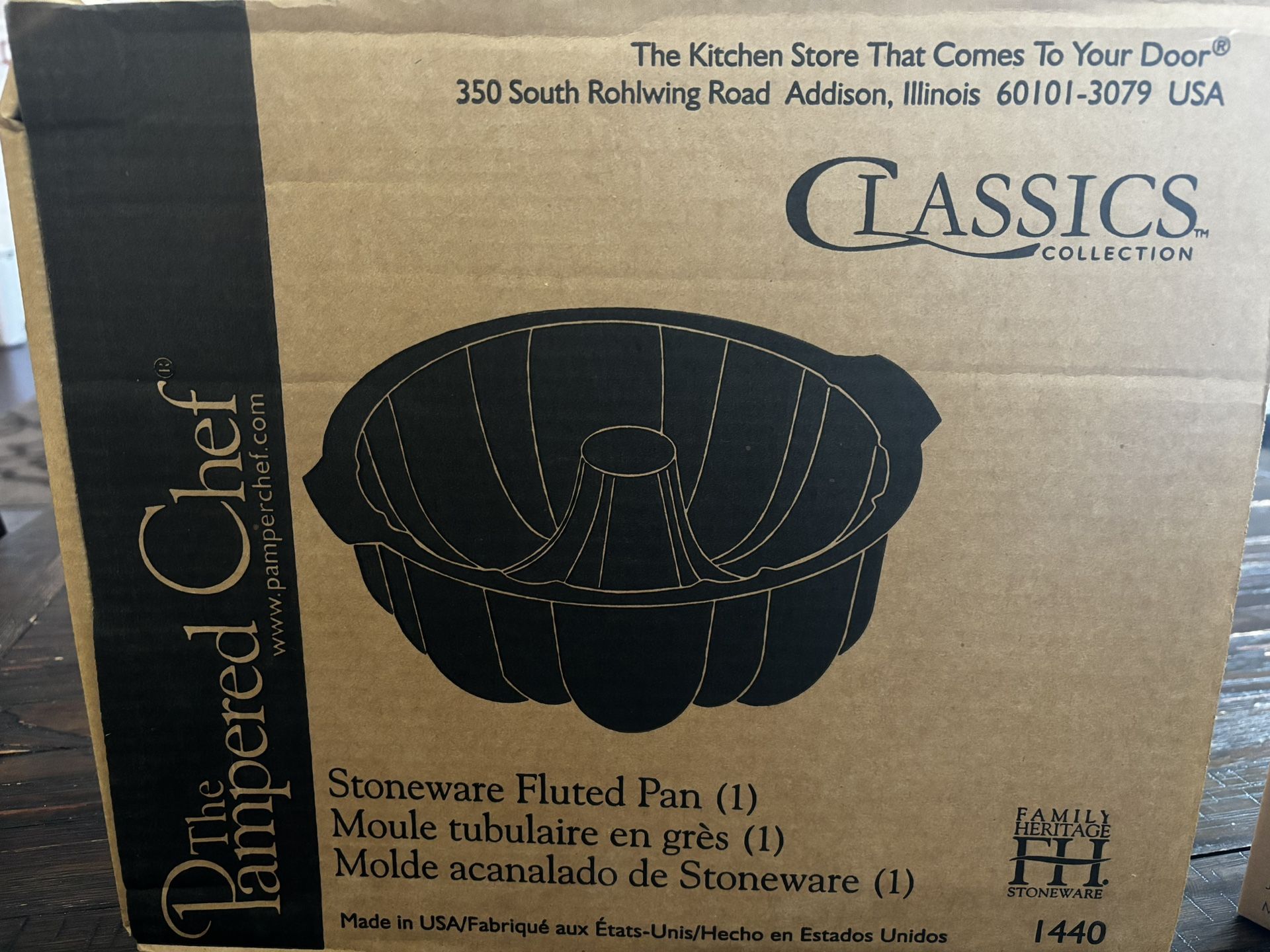 Pampered chef Stoneware fluted pan display picture 1