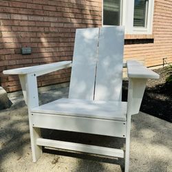 2 White Polywood Chairs + Table
