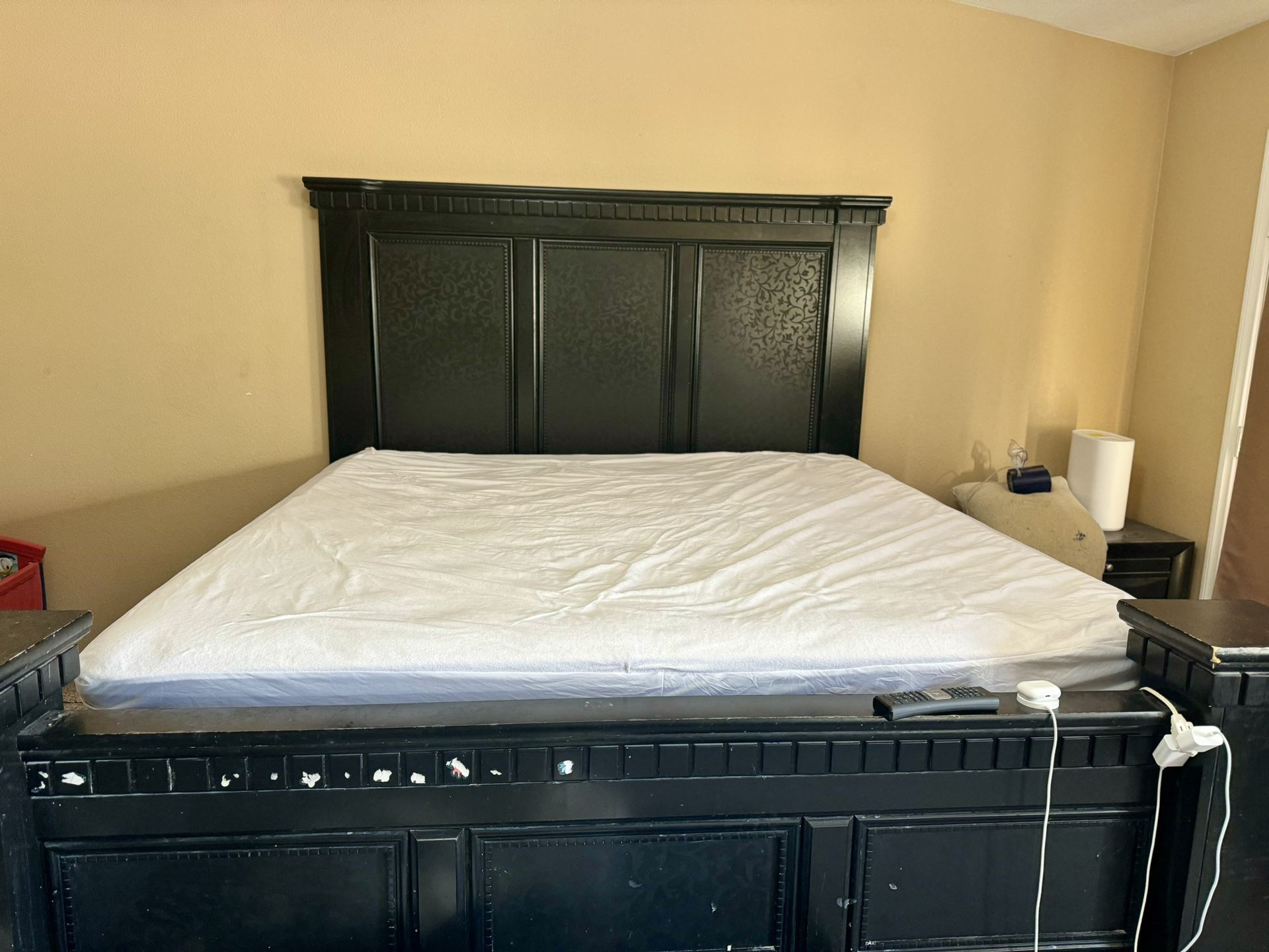 KING BED WITH 2 MONTH OLD MATTRESS