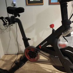 Peloton-stationary-Indoor-Bike