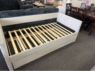 Twin day bed with twin trundle