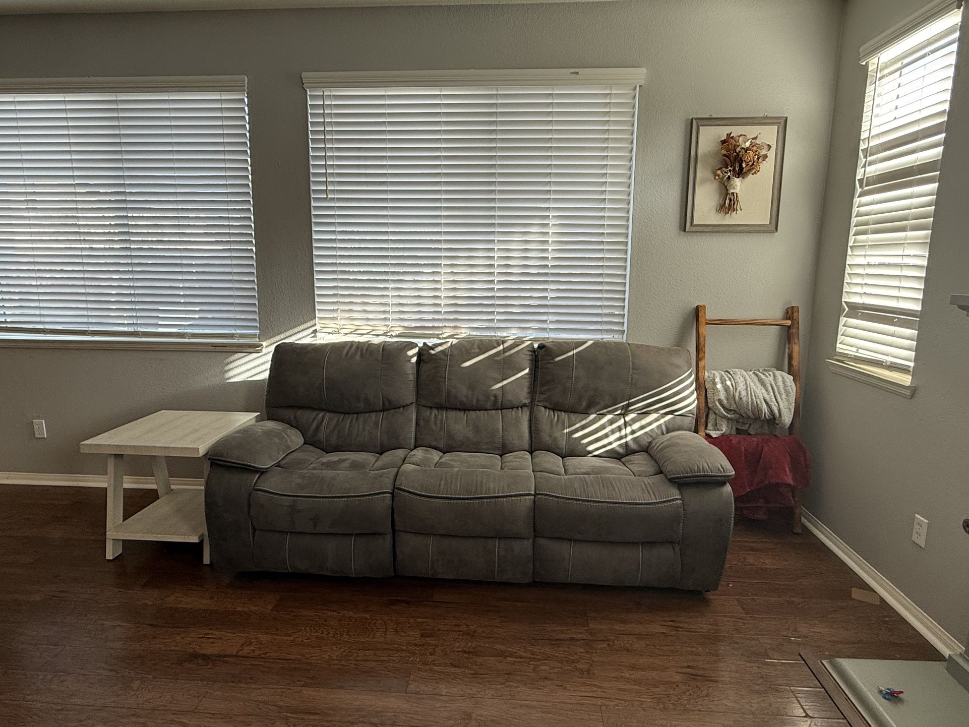 Recliner Couch with USB port And end table
