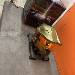 Halo Master Chief Helmet With Games Never Opened (1)