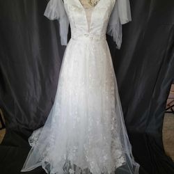 Wedding Dress Without Vail, Belle Floral Embroidered Bow Mesh Floor Length NEW.

Measurements: 
Size: Small
Height: 68.9"
Bust: 34.6"
Waist: 24.4"
Hip