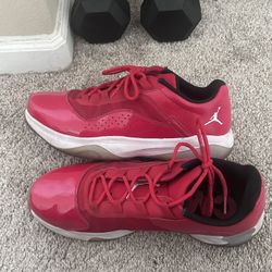 Jordan 11 CMFT Low/University Red