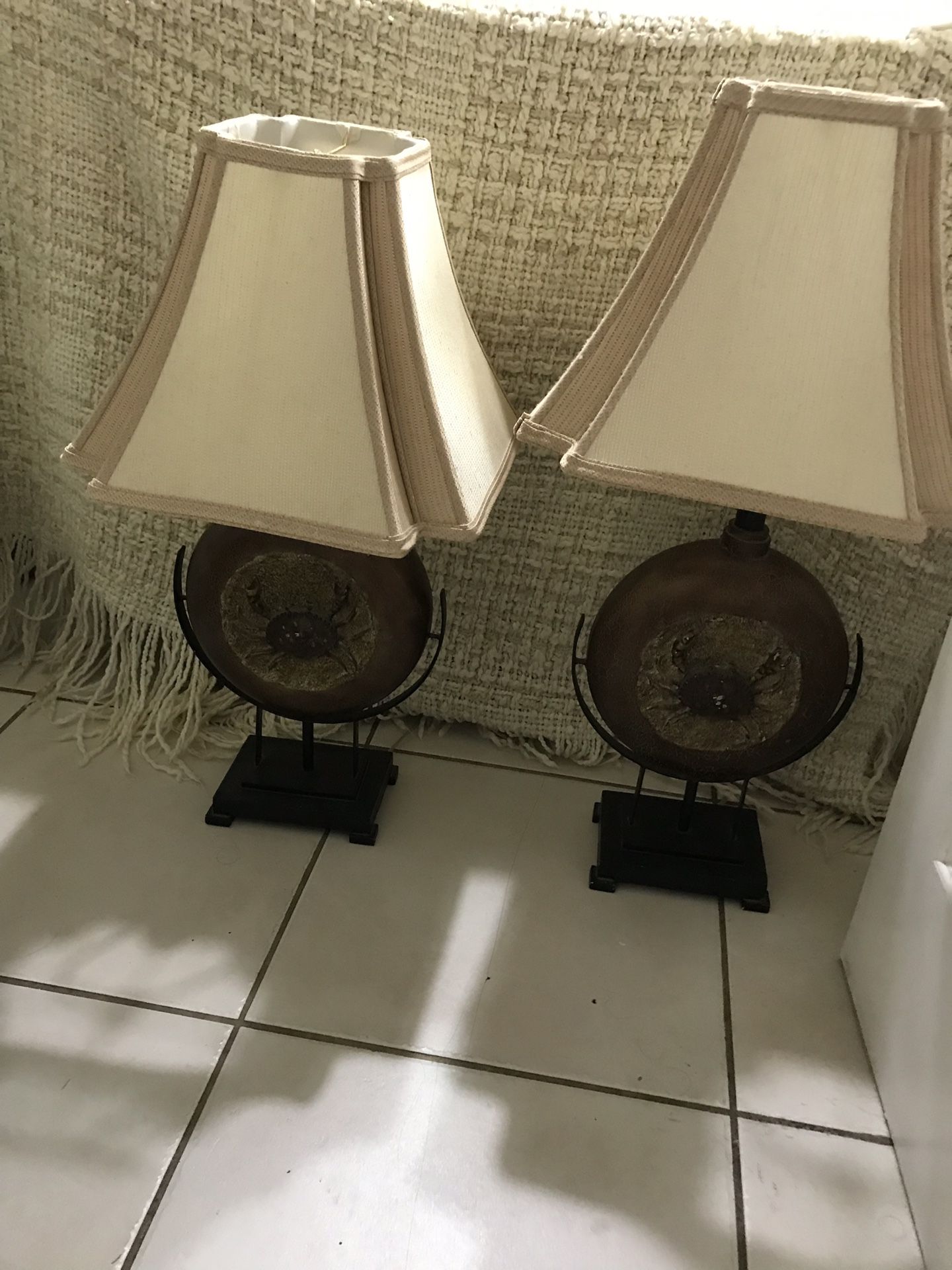 Tool lamp tables decorated with two crabs