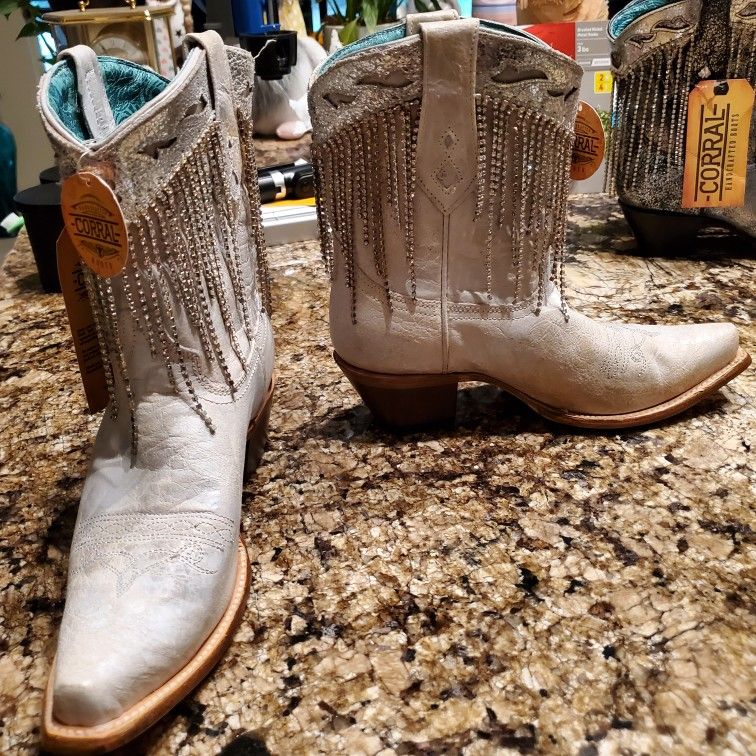 New with tags Corral silver/white women's size 9M fringe rhinestone western boots.