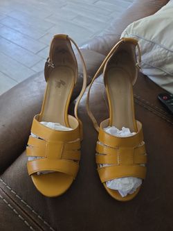 Nice dress sandals Nice mustard color size 6.5