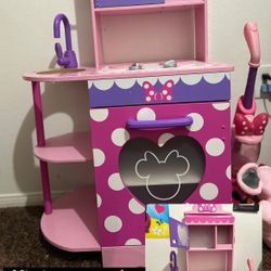 Disney Jr Minnie Mouse Wooden Kitchen 