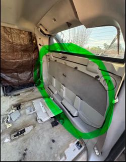 08 chevy avalanche part (midgate)