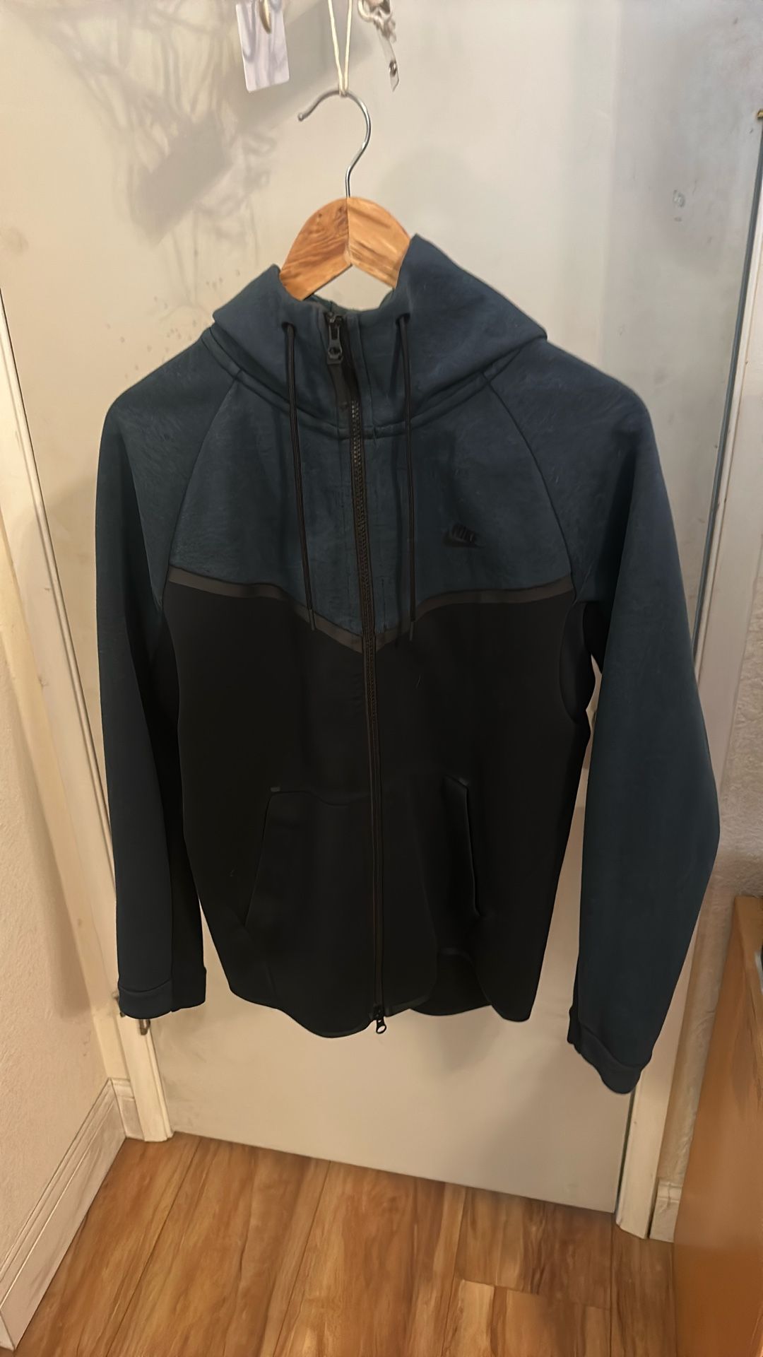 Nike Tech Fleece Hoodie Men’s Size Medium