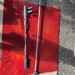 OLYMPIC  7' BAR.  45LBs AND EZ-CURL BAR  BOTH.  USED BUT IN EXCELLENT  CONDITION WITH CLIPS.  NO LABELS 
11525 S HALSTED  dunkin donuts/
7111.S WESTER