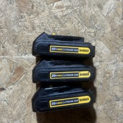 Dewalt dcb207 20V MAX Lithium-lon Battery Pack Lot of (3)