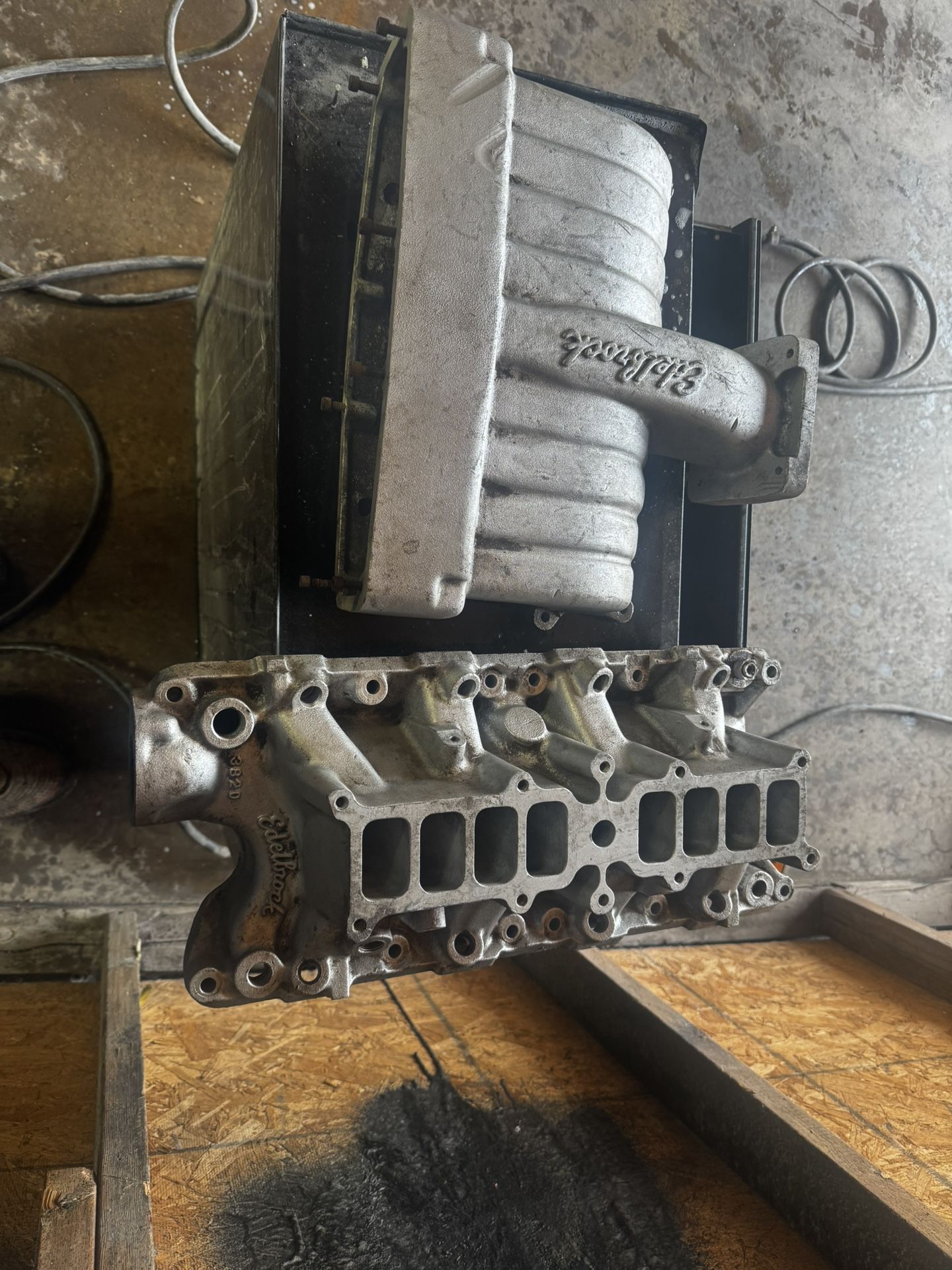 Eldebrock Upper And Lower Intake 5.0