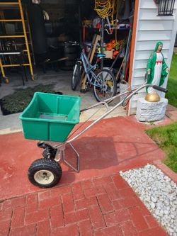 Seed or fertilizer spreader