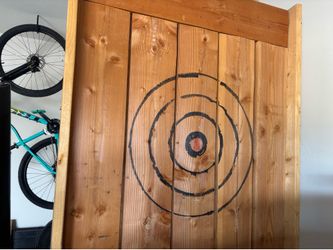 Axe throwing target