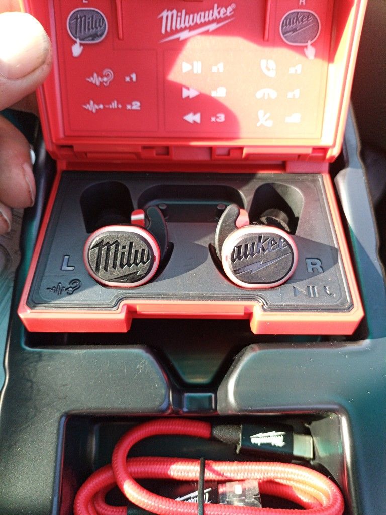 Milwaukee 3.0usb Bluetooth Redlithum Jobsite Earbuds