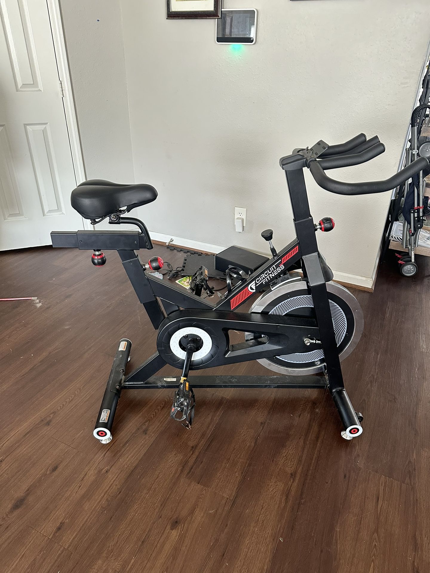 Circuit Fitness Club 30 Flywheel Revolution Cycle for Cardio