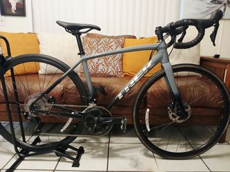 Trek emonda AL R5 size 53cm medium shimano 105  22 speeds like new..