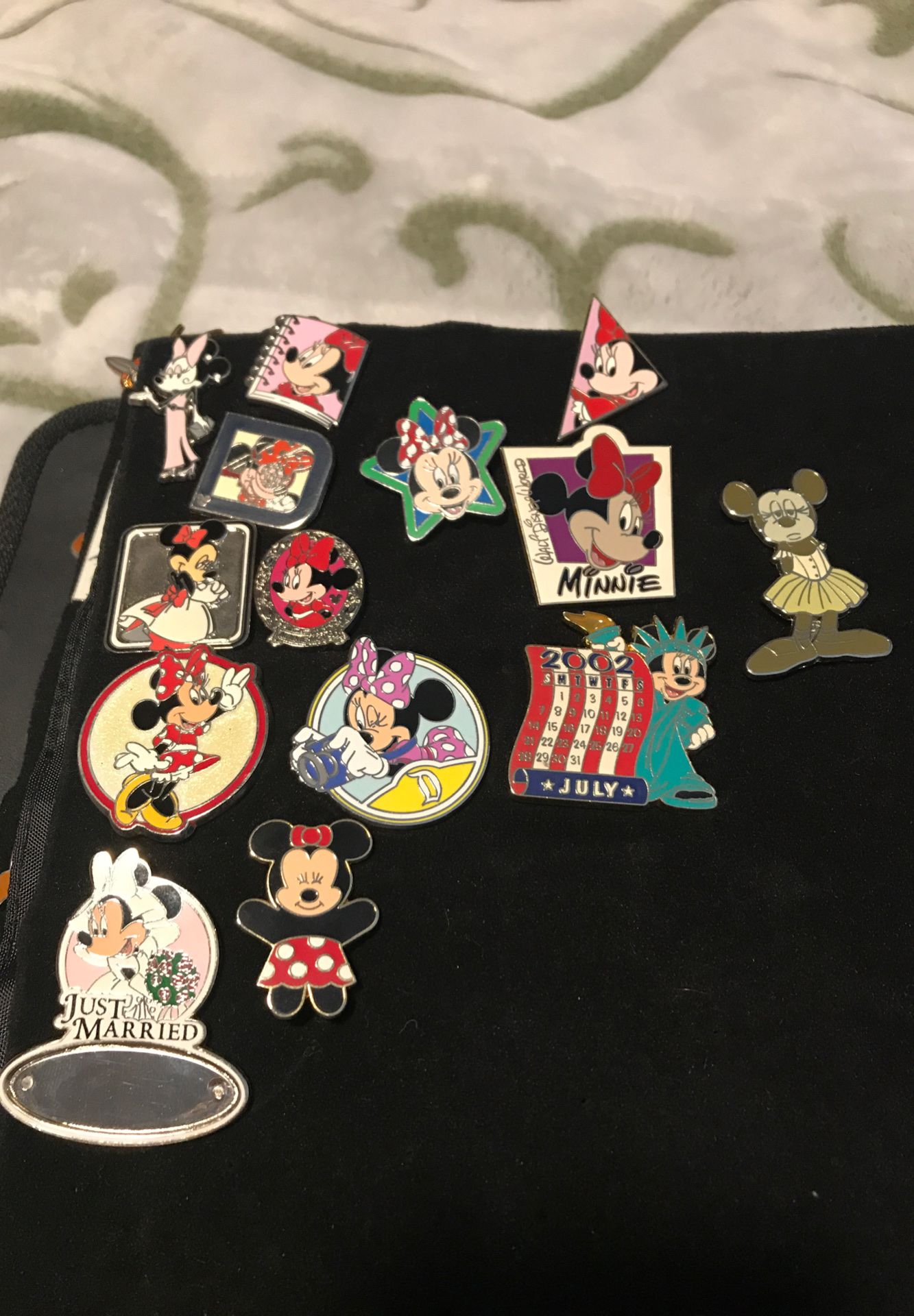 Disney pins Minnie Mouse (PRICES VARY BY PIN)