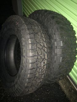 Brand new pair of tires heavy duty LT265/75/16