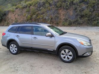 2011 Subaru Outback clean title premium no issues