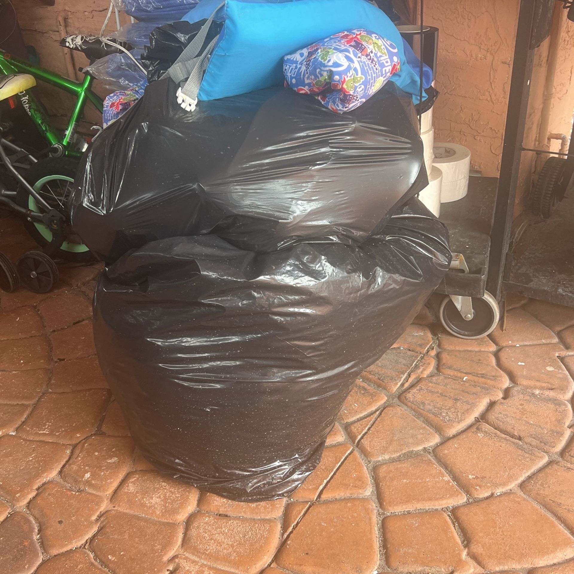 Free Clothes and shoes for children from 2 to 5 years old