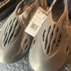 YZY Runners Size 13men 