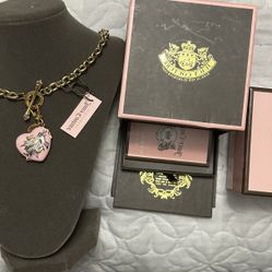  JUICY COUTURE LIMITED EDITION SWEET COUTURE HEART COMPACT CHARM WITH NECKLACE 