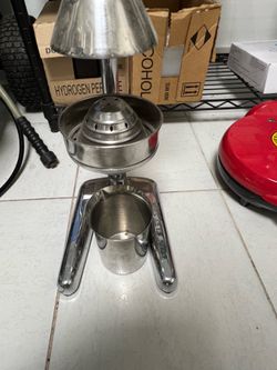 Manual citrus fruit juicer