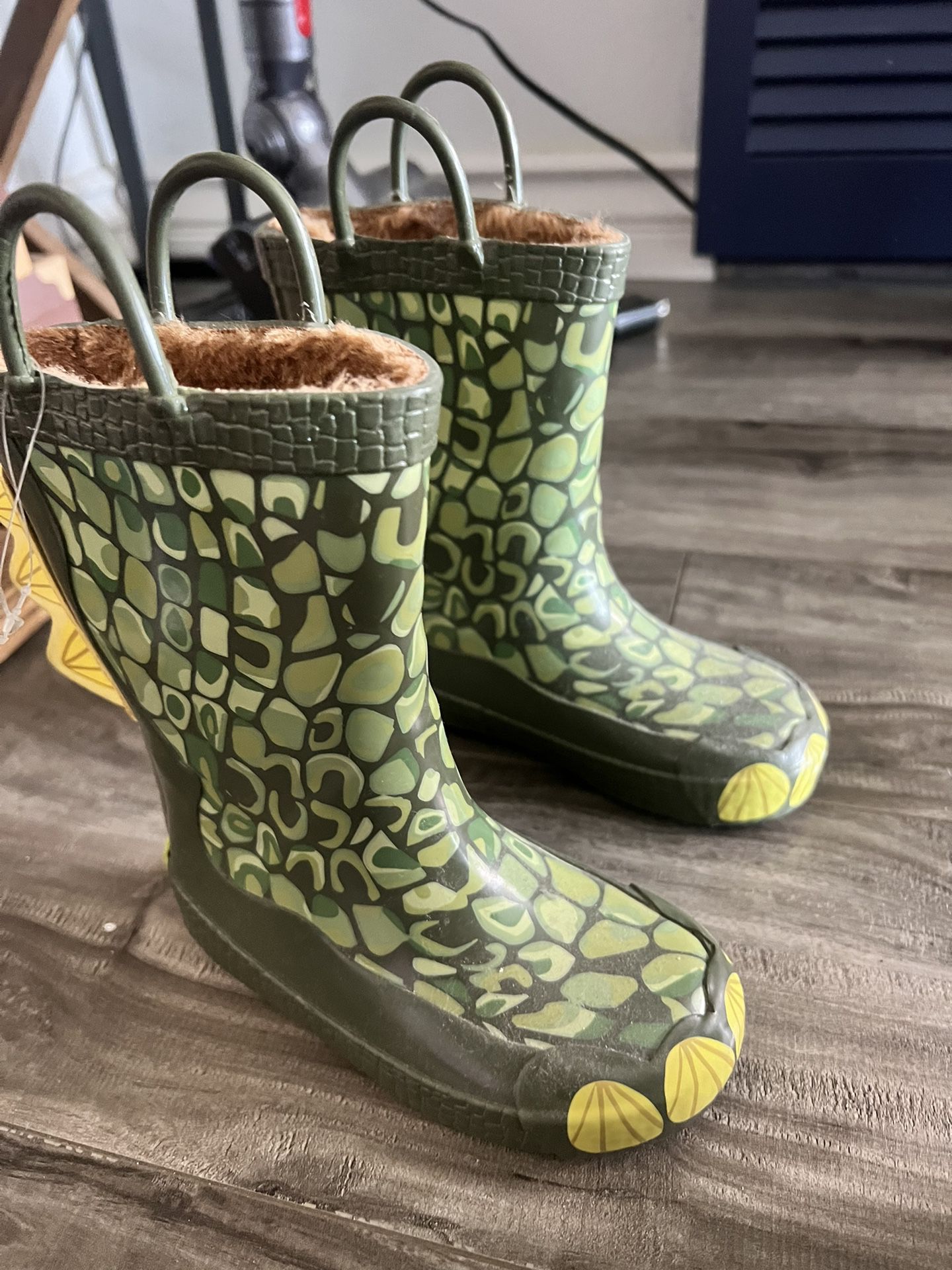Dinosaur Rain boots Boys Size 7 -8 