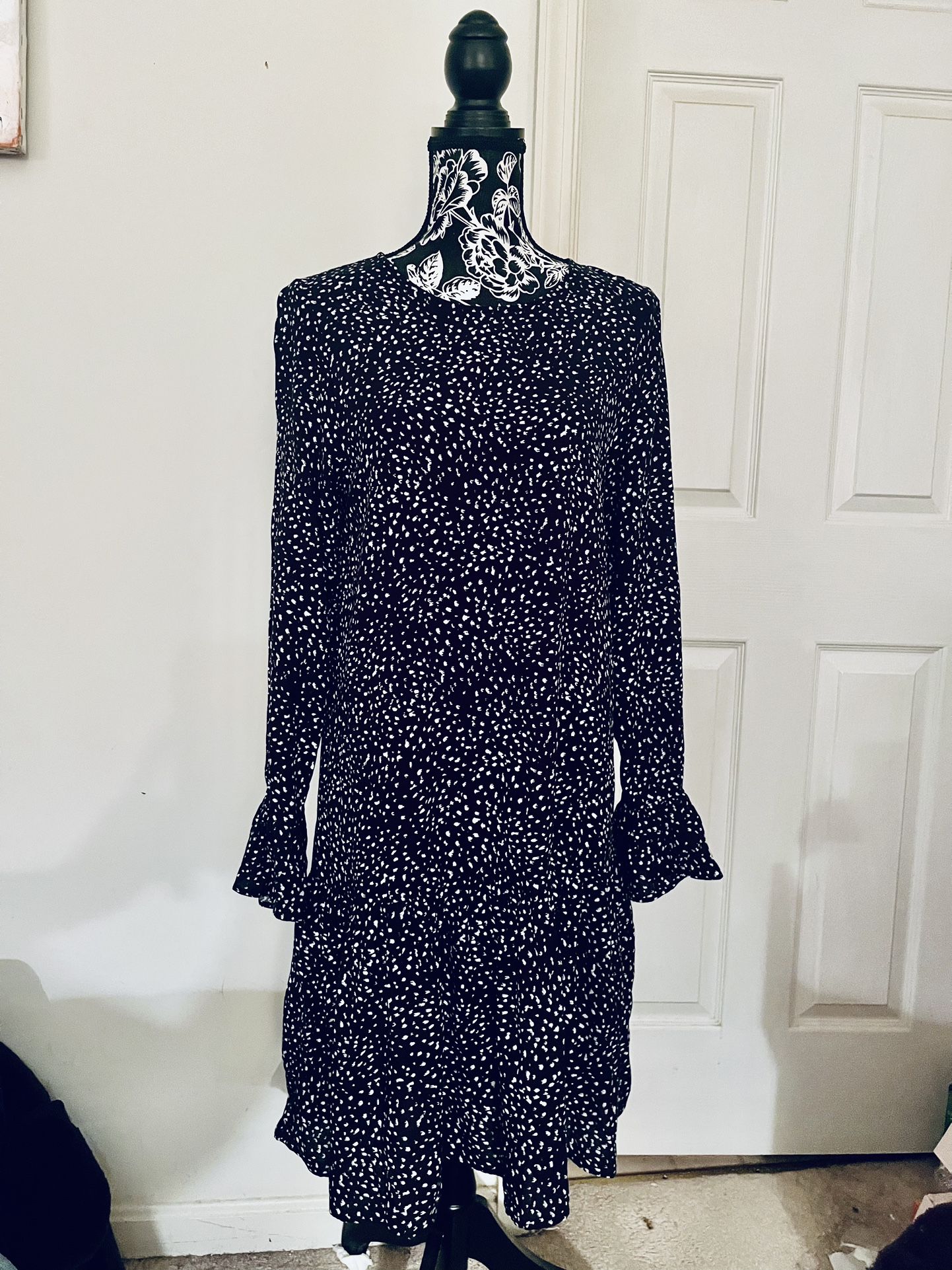 KappAhi European Low Waist Dress. Size Large. New Without Tags. Made in Rumania. Black and white. Material Viscose. Comes from a smoke free environmen