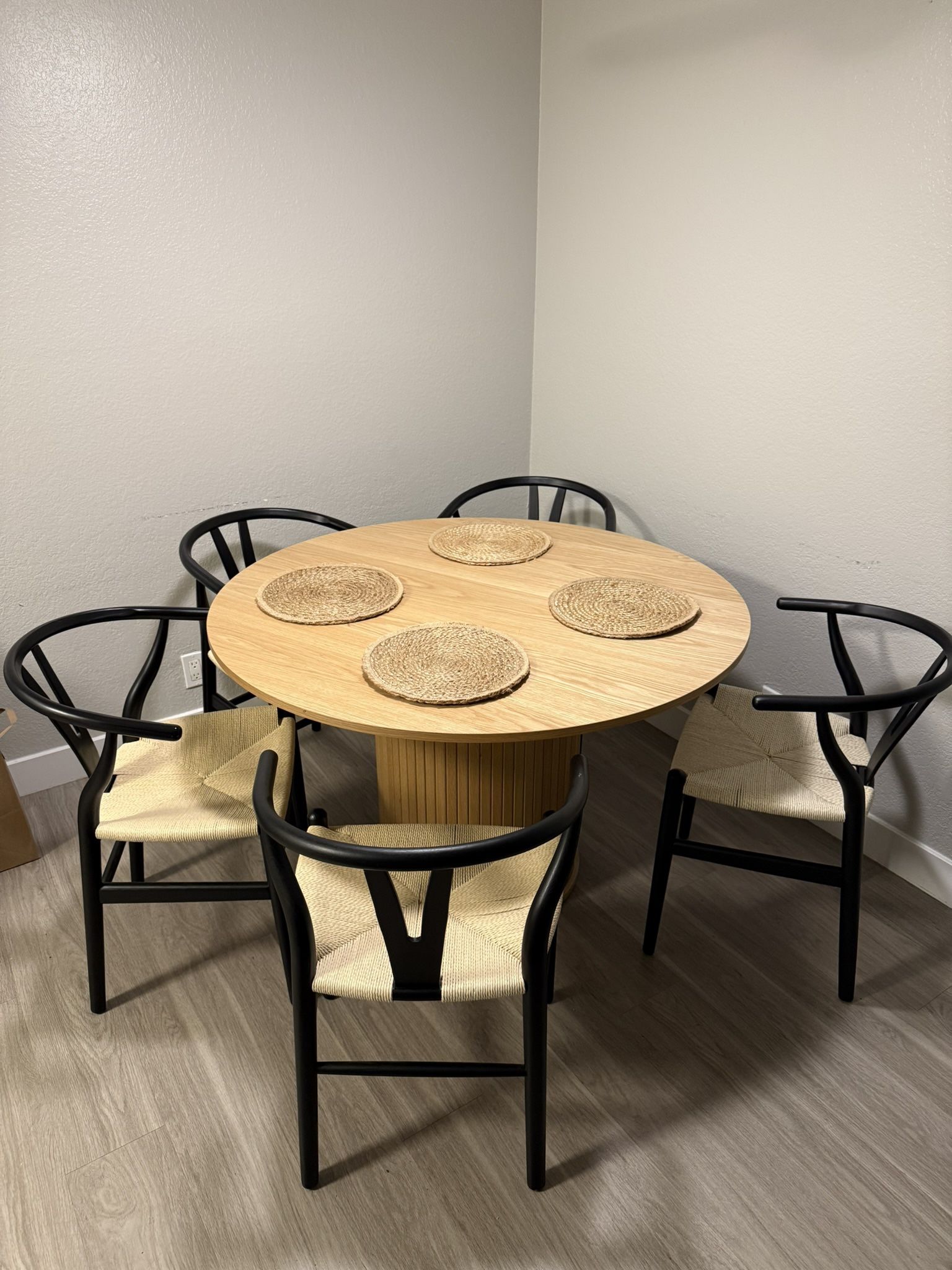 Round Dining Table With 6 Wishbone Chairs